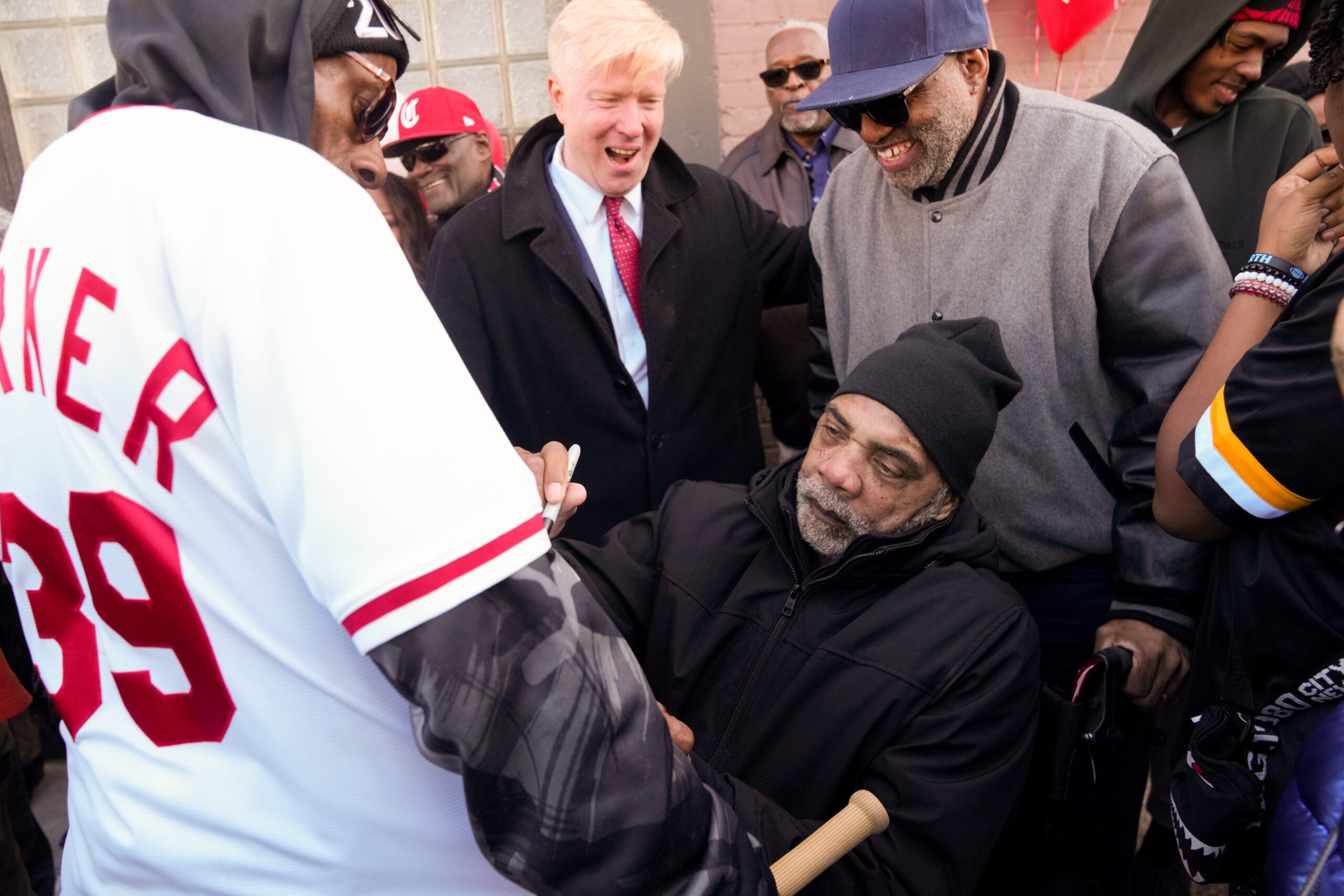 Dave Parker signs an autograph for a resident